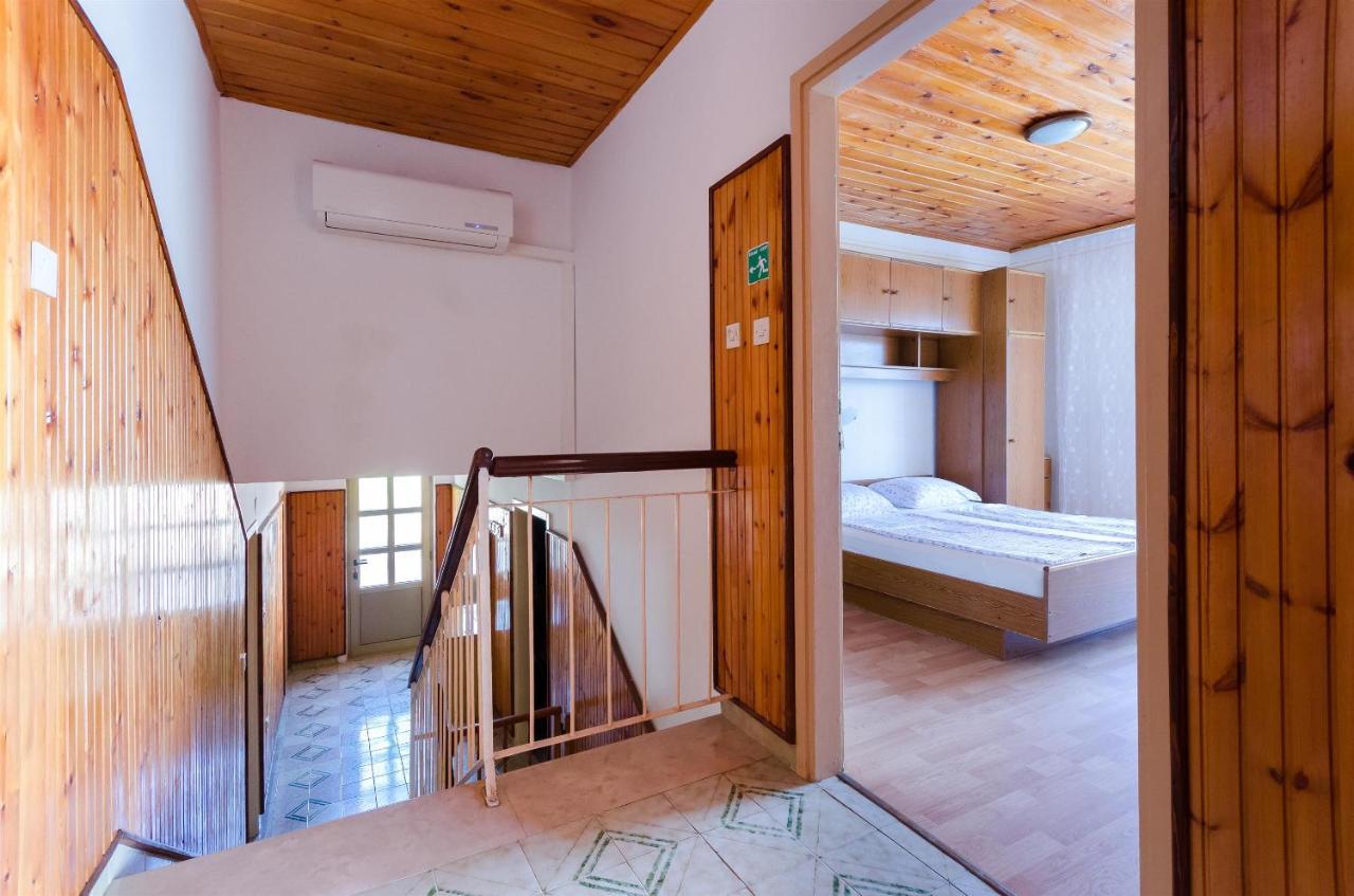 Apartments Anica F Лопар Экстерьер фото