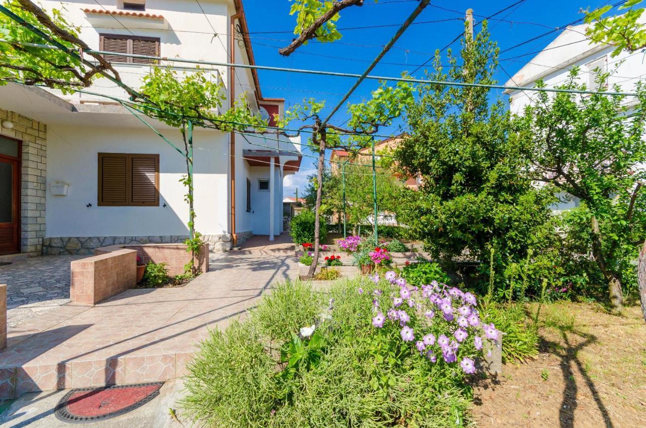 Apartments Anica F Лопар Экстерьер фото