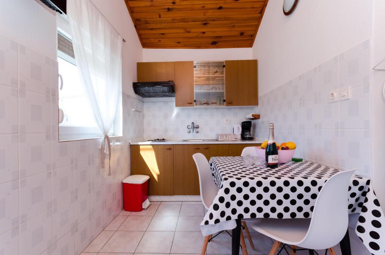 Apartments Anica F Лопар Экстерьер фото
