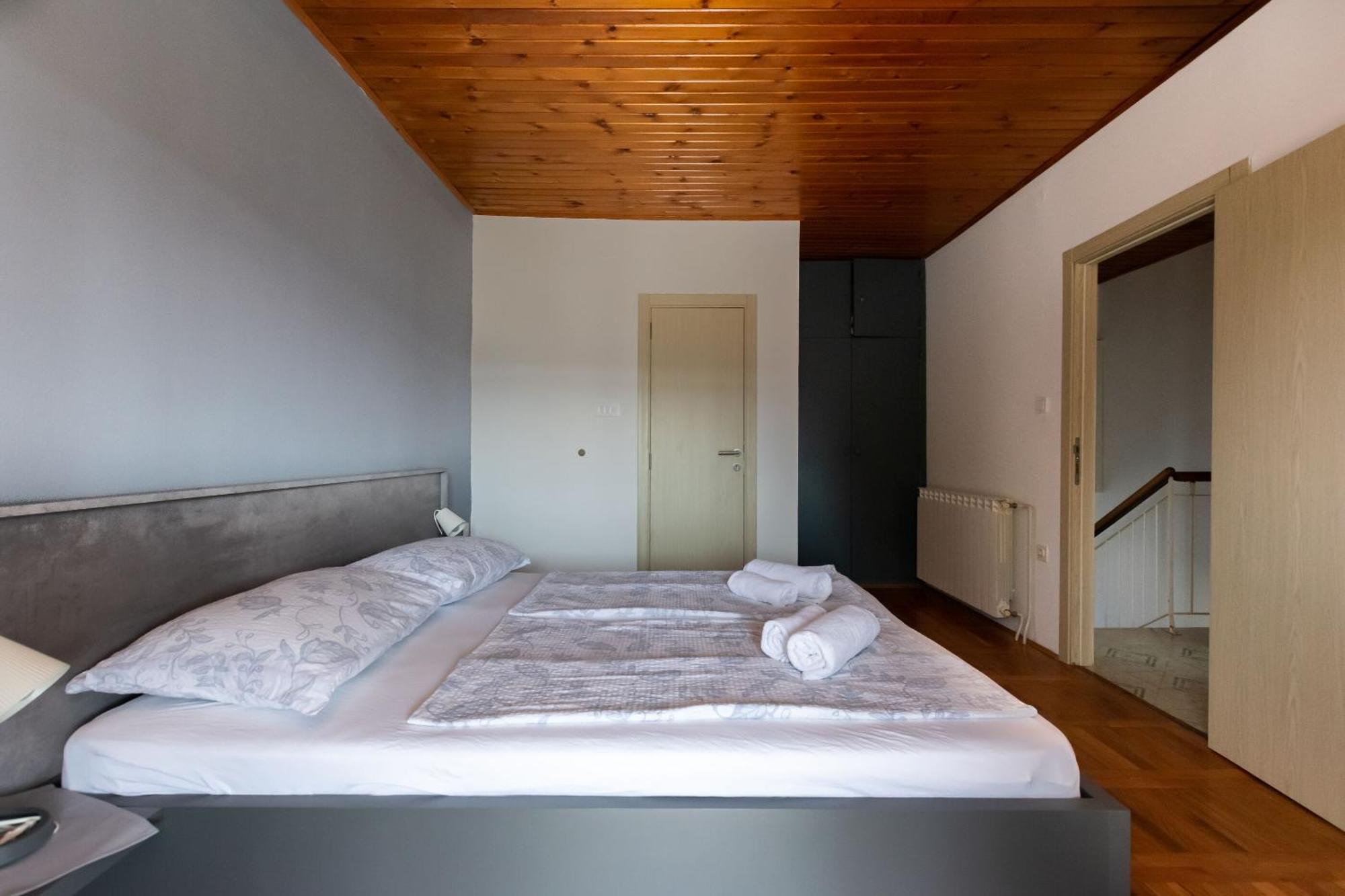Apartments Anica F Лопар Экстерьер фото